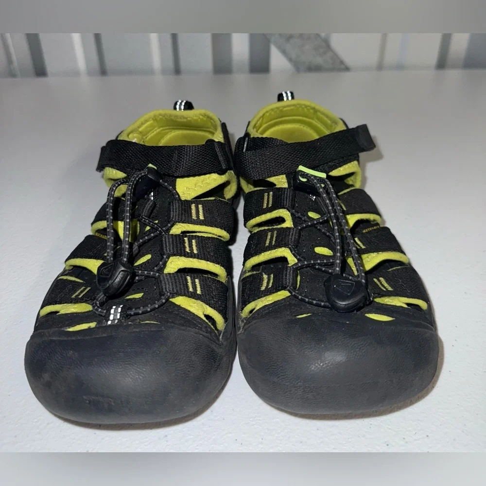 KEEN Newport H2 sandals in a black and neon lime green boys Size 4